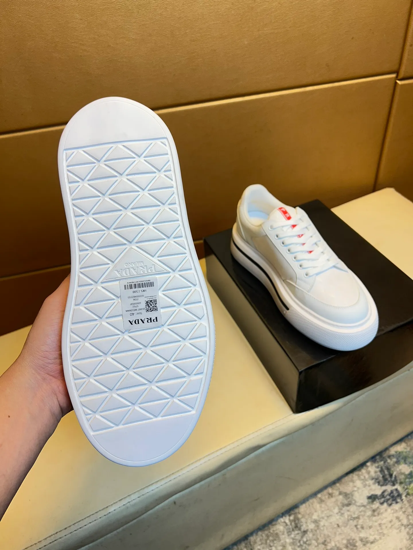 pp560💰👑👑《PRADA》【Classic Original Version】Prada: Top 🔝 Purchasing Agent 🔍🔍Sold at the latest men’s counter simultaneously, imported high-quality original version from Italy 🇮🇹: 🔝Brand silk calfskin·Shoe height, brand logo·Brand high mercerized canvas cloth·Tongue screen printing Brand logo: Prominent (high-end, extravagance, class), exquisite workmanship (imported Italian 🇮🇹 water-based mesh lining, 🐂cowhide feet), soles: original soles specially provided by the original factory, double-layer movable molding: transparent air cushion bottom, environmentally friendly, wear-resistant, ultra-light, comfortable, 🌲🌲🌲, real-life photos 🎬The real ones are more beautiful Wide code number 38-44 (45 46 customized)
